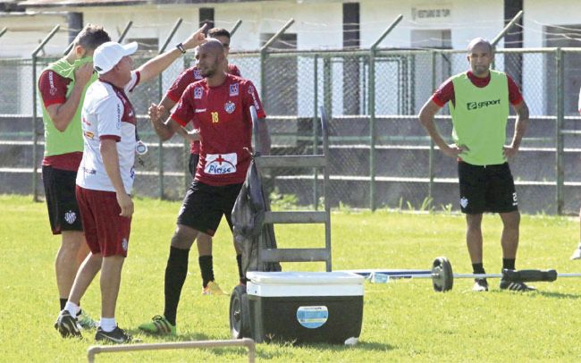 Renê Carlos e Gabriel Santos discutem em Santa Terezinha (leonardo costa)