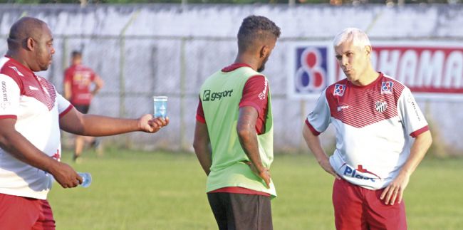 Ricardinho mudou novamente o time, com Luiz Paulo voltando à lateral-esquerda