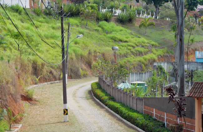 Sequência de postes disposta de forma inusitada chama atenção em granjeamento próximo à Estrada União e Indústria (Marcelo Ribeiro/21-09-16)