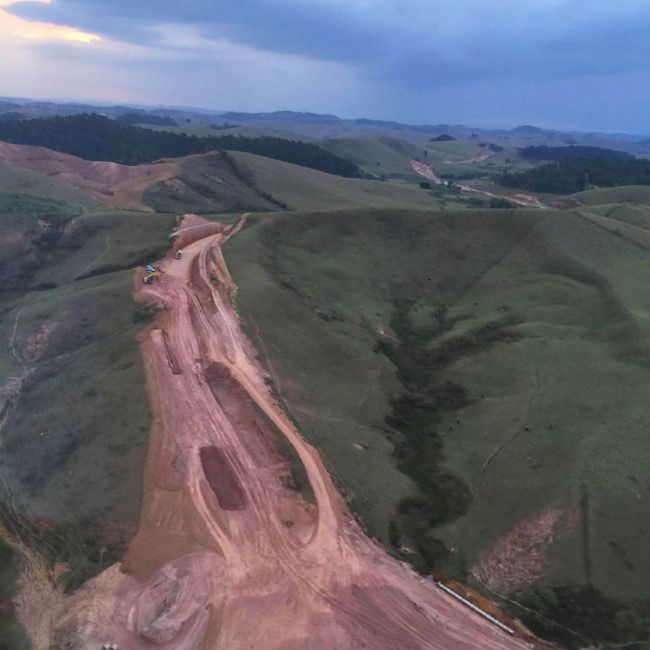 DER/MG garante concluir estrada até o fim do ano 3 Trecho está em construção desde maio de 2013 e, depois de pronto, vai contribuir para redução de fluxo de veículos pesados da área urbana de JF