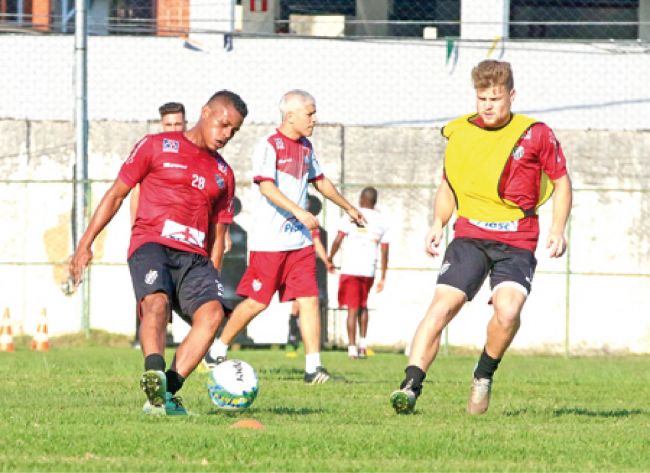 Volante Marcel ganhou a vaga de Marcos Serrato, por opção do treinador