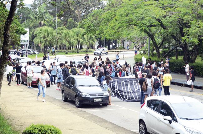 Sem anel viário, trânsito fica caótico 2 Alunos e professores da UFJF iniciaram protesto pela manhã e depois seguiram a pé pelo anel viário, descendo pelo Pórtico Sul em direção ao Centro (Olavo Prazeres/11-11-2016)