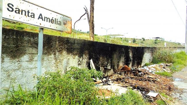 DESCARTE IRREGULAR pode ser visto no final da Rua Paraíso de Alcântara