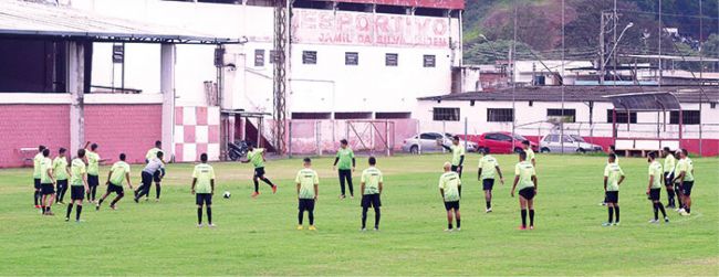 Com a bola e em casa Adê projeta jogar mais dois anos 2 EM SUA volta ao futebol profissional após nove anos de inatividate, Tupynambás fez temporada exemplar e garantiu acesso antecipado com invencibilidade jogando em casa OLAVO PRAZERES