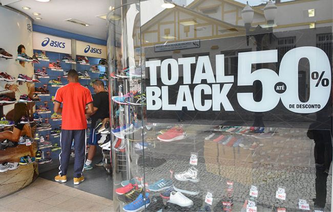 NAS LOJAS de rua, comerciantes aproveitam a chegada da Black Friday, na próxima sexta-feira, para conquistar clientes MARCELO RIBEIRO/16-11-2016