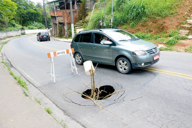 Asfalto esburacado pela cidade 2 RUA FRANCISCO Cerqueira Cruzeiro, no Bairro Santo Antônio, foi uma das afetadas pelas crateras nos últimos dias. Local, próximo a uma urva, foi sinalizado com cavalete e galho MARCELO RIBEIRO/17-11-2016