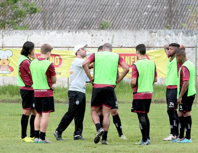 'Fechar com dignidade' 3 SOMOS PAGOS para estar empenhados, independente da situação, define o técnico Júlio Cirico para enfrentar as duas últimas rodadas da Série B FERNANDO PRIAMO