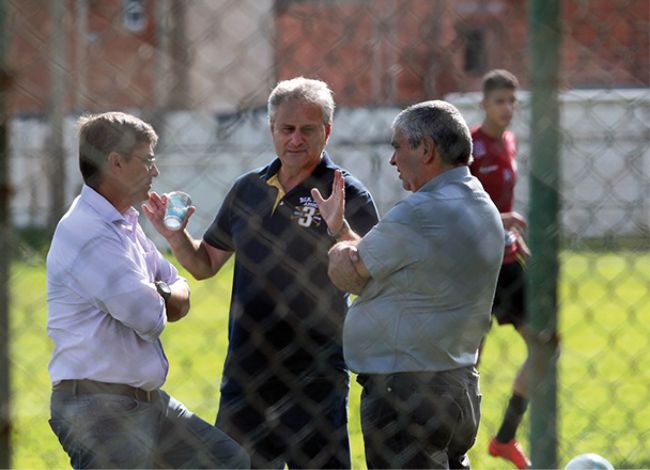 'Faltou e$trutura' 2 VICE-PRESIDENTE DE futebol do clube, José Roberto Maranhas, vê fragilidade financeira como principal motivo para o rebaixamento carijó à Série C do Campeonato Brasileiro FERNANDO PRIAMO