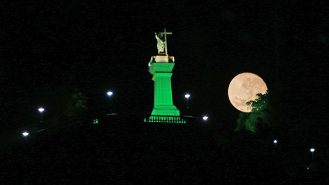 Morro do Cristo poderá ser tornar Monumento Natural de Juiz de Fora 1 01 15 09 lua 3h da madrugada morro do cristo