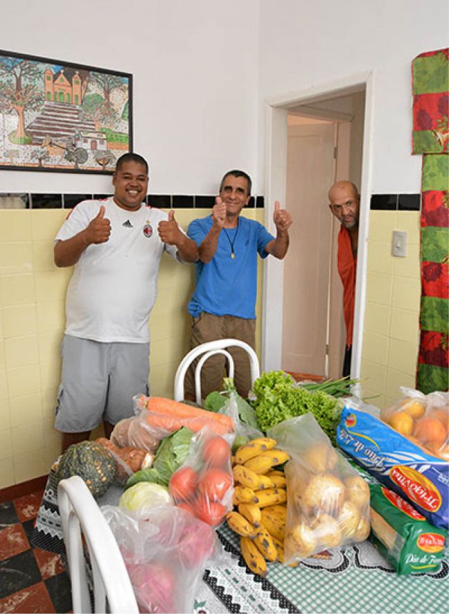 ESCOLHAS COTIDIANAS, como o cardápio do almoço, garantem a João (no centro de camisa azul) e a outros moradores, Ricardo (o primeiro a esquerda) e Fofão (de blusa laranja) o rompimento dos limites e a conquista da cidadania MARCELO RIBEIRO