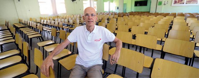 EX-COROINHA, FALCONI fundou com amigos, em 1987, no Cascatinha, a Fundação Espírita Allan Kardec, que se destaca pelo impactante trabalho social  OLAVO PRAZERES