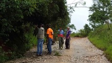 Moradores de Ibitipoca fazem mutirão para amenizar os danos na estrada 3 ibiti Flavia Oliveira 3