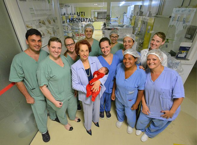 MARIA TEREZA segura o recém-nascido Guilherme, enquanto é observada pela equipe da UTI neonatal FOTOS MARCELO RIBEIRO