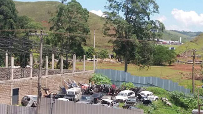 MATAGAL E ferro velho em galpão preocupam moradores do entorno da Rua Martins Barbosa   LILIANE CRISTINA DO NASCIMENTO