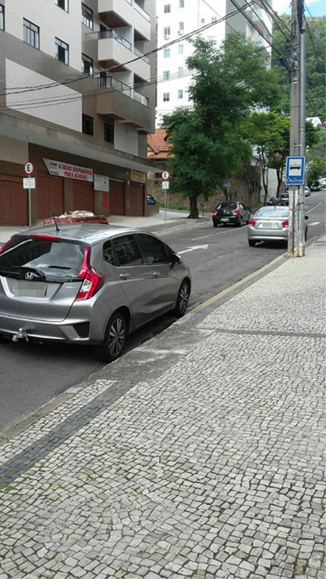 PROBLEMA AFETA pedestres que aguardam o transporte coletivo urbano no ponto JOSE ALVES