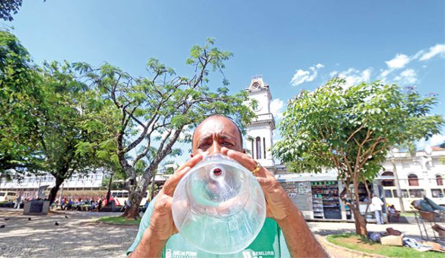 Outras ideias com Weber Bahia Coutinho 2 WEBER TRABALHA na Rua Paulo de Frontin, num salão do Demlurb, onde também é conhecido por Scooby, personagem cuja voz ele gosta de imitar LEONARDO COSTA
