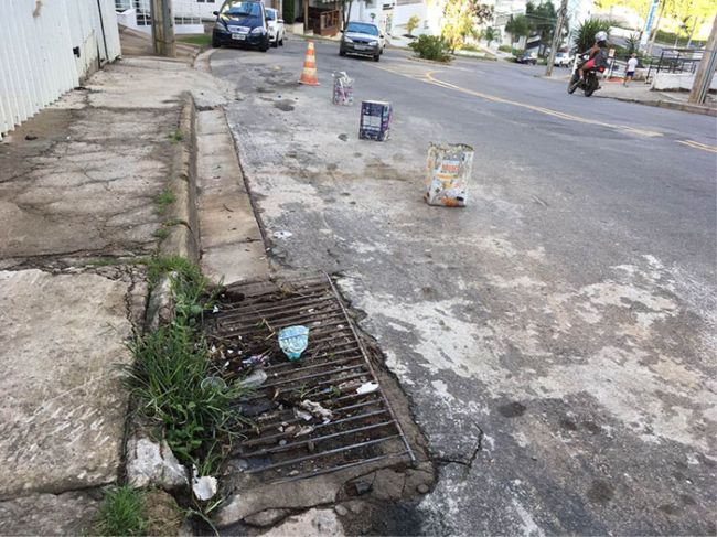 ÁGUA QUE desce pela Avenida Pássaros da Polônia passa direto pelo bueiro, que está tomado por lixo MATHEUS POLICARPO