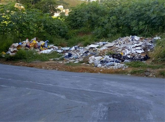 BOTA-FORA COM possíveis focos de dengue está  localizado na Rua Antônio Bento Vasconcelos, na entrada da Rua Horácio Alberto Assis HILDA ALMEIDA