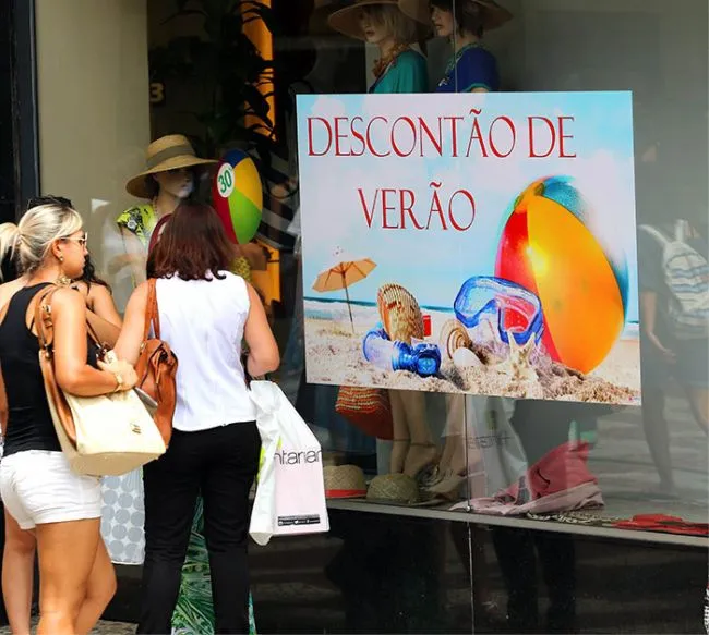 Lojas oferecem até 80% de desconto Férias prejudicam negócios 2 BOTA-FORA DE janeiro: lojistas reduzem preços e preparam vitrines para garantir melhores resultados no início do ano FERNANDO PRIAMO