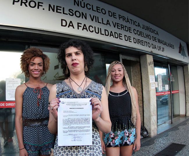 BRUNA EXIBE documento que permitiu mudar seu nome. Ao lado dela, Nicole e Larissa também sonham com nova identificação civil FERNANDO PRIAMO