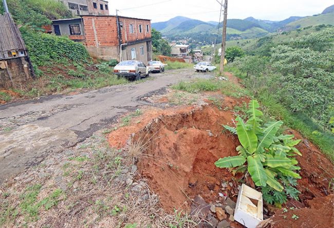 BURACO PROFUNDO tem descarte irregular e é um perigo para motoristas. LEONARDO COSTA