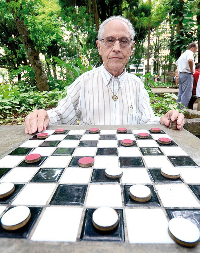 O tabuleiro de damas de fundo com damas de damas é um jogo lógico