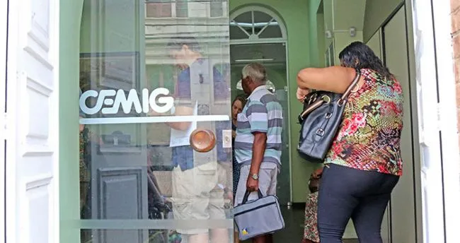 Atendimento demorado na Cemig 2 PROBLEMA OCORRE na agência da Cemig, na Rua Espírito Santo, onde consumidores chegam a ficar do lado de fora por conta do calor e falta de assentos LEONARDO COSTA