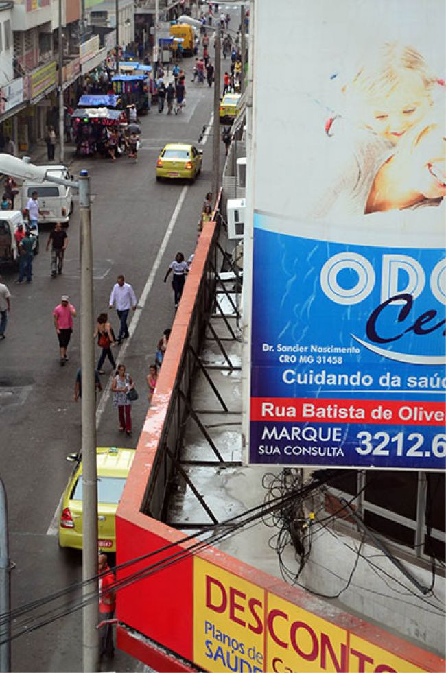 O risco nas marquises do Centro 2 ÁGUA FICA parada em marquises, principalmente por conta de gotejamento de ar-condicionado, transformando-se em risco para a vizinhança OLAVO PRAZERES
