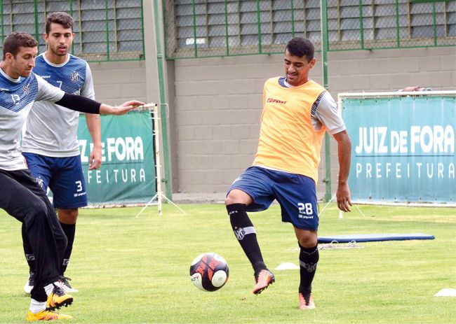 Tupi acerta com Péricles 2 PÉRICLES JÁ treina com bola e reforça o Tupi nas próximas rodadas do Mineiro (Olavo Prazeres)
