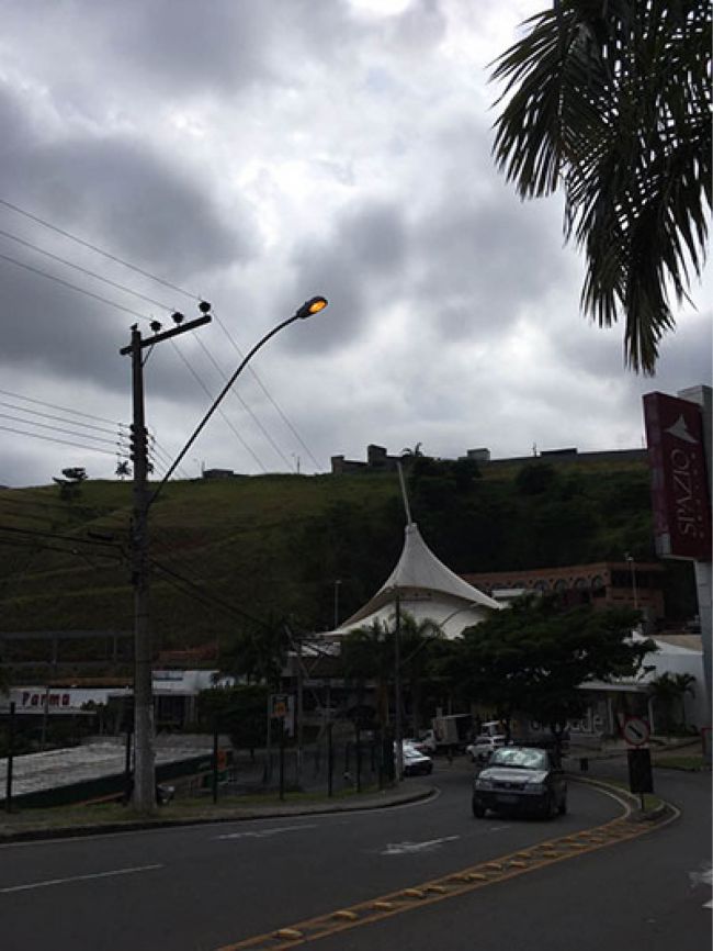 ILUMINAÇÃO DE poste na Ladeira Alexandre Leonel estaria acesa de dia desde a semana passada. MATHEUS POLICARPO