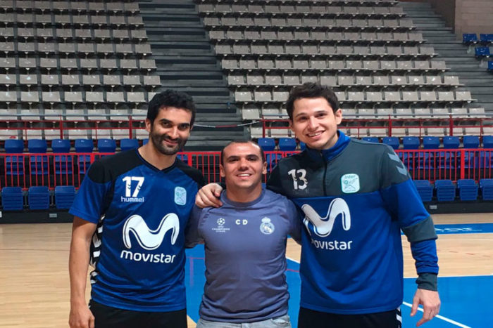 esp-cristiano-com-dois-de-camisa-azul