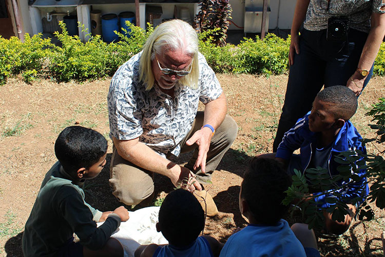 CULT-nicolas-plantando-escola-municipal