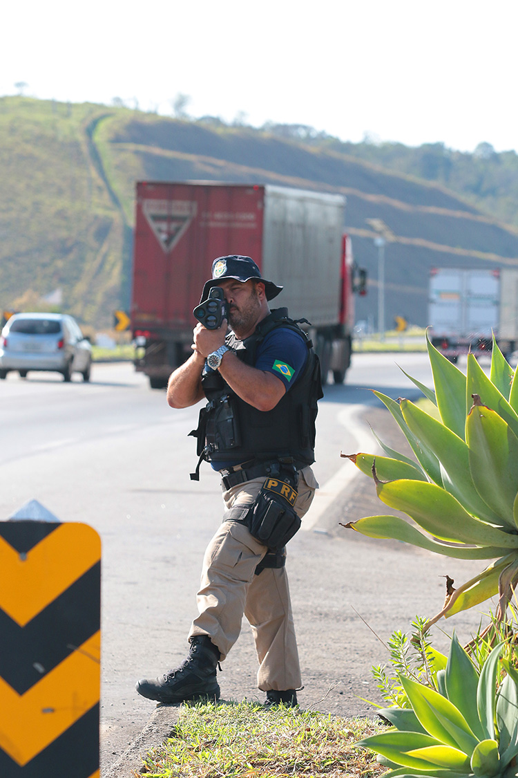Excesso de velocidade é uma das preocupações para o feriado 1 estradas dentro priamo