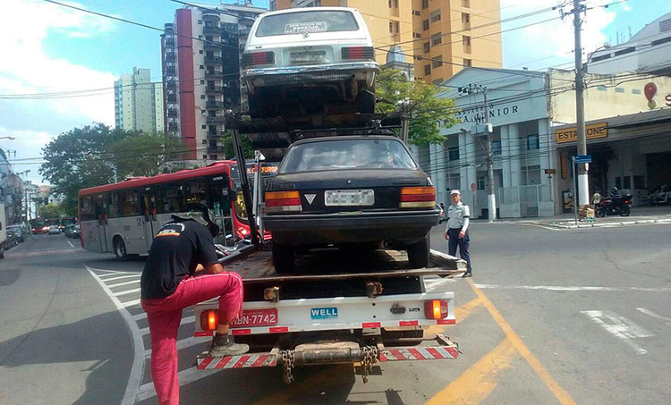 Dois veículos em situação irregular são removidos por dia em JF 1 settra divulgação