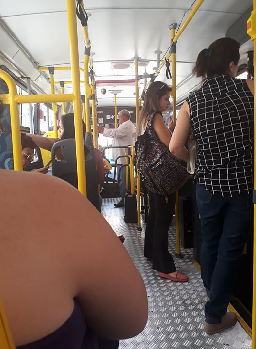 Idosos enfrentam desrespeito nas ruas de Juiz de Fora 2 Idoso em pé em área preferencial do ônibus