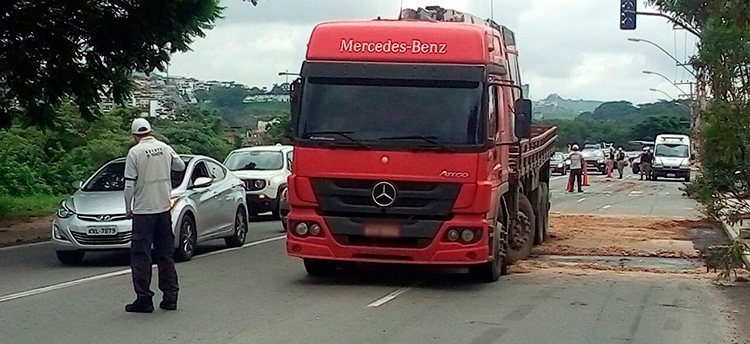 Acidentes deixam trânsito lento nas avenidas Brasil e Rio Branco 2 acidente brasil leo