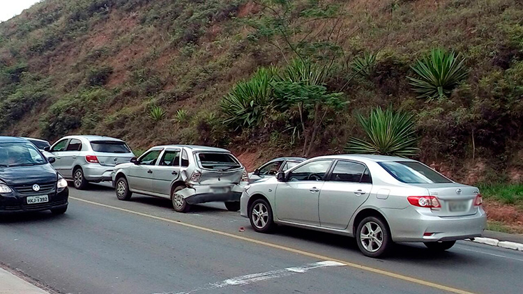 Acidentes deixam trânsito lento nas avenidas Brasil e Rio Branco 1 acidente garganta leo