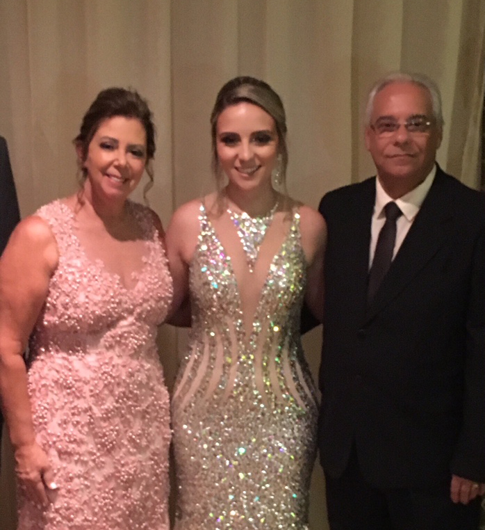 Jussara e José Maria Chaves Pereira com a filha Raquel, na festa de formatura em odontologia pela Suprema, no Capitólio 