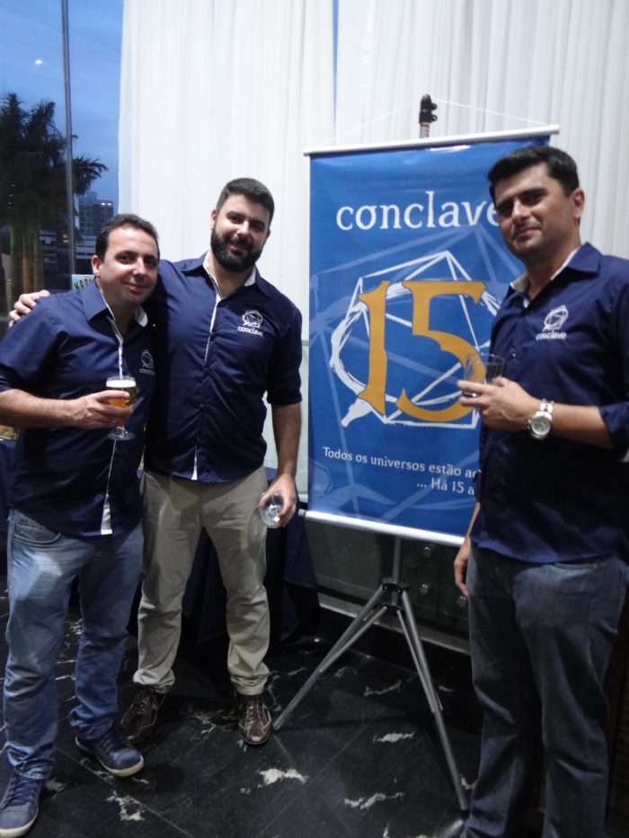 Eles Acontecem: Sucesso nos games: Os sócios Marcelo Oliveira, Cristiano Cuty e Kleber Bertazzo clicados na festa dos 15 anos da Conclave, no Gran Victory. Considerada uma das principais editoras de jogos de tabuleiro do Brasil, a empresa com sede em Juiz de Fora, apresentou aos parceiros e jornalistas especializados em ‘boardgames’ o próximo lançamento: o Karuba, premiado internacionalmente. Hoje, a Conclave tem os direitos dos 31  jogos mais atuais do mercado, incluindo o 'bestseller' Great Western Trail.  