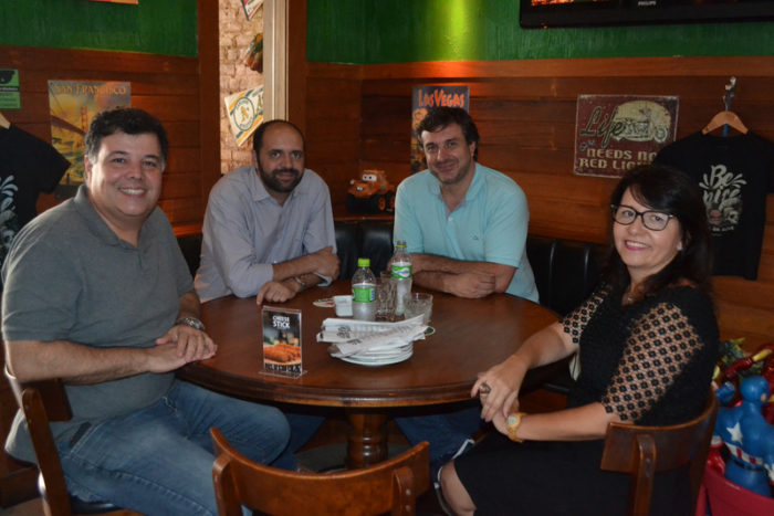 O 'pole position' da Cesama André Borges com Leonardo Guedes e os secretários Fúlvio Albertoni e Andreia Goreske, ontem, no almoço do Brasador Foto: Toninho Carvalho