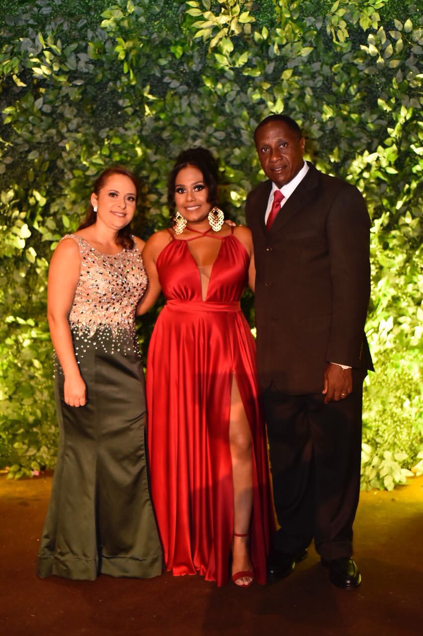 Denise e José Geraldo Santos com a filha Larissa de Oliveira Santos, formanda (e oradora) da turma de arquitetura e urbanismo da UFJF, clicados na bonita festa no Capitólio 