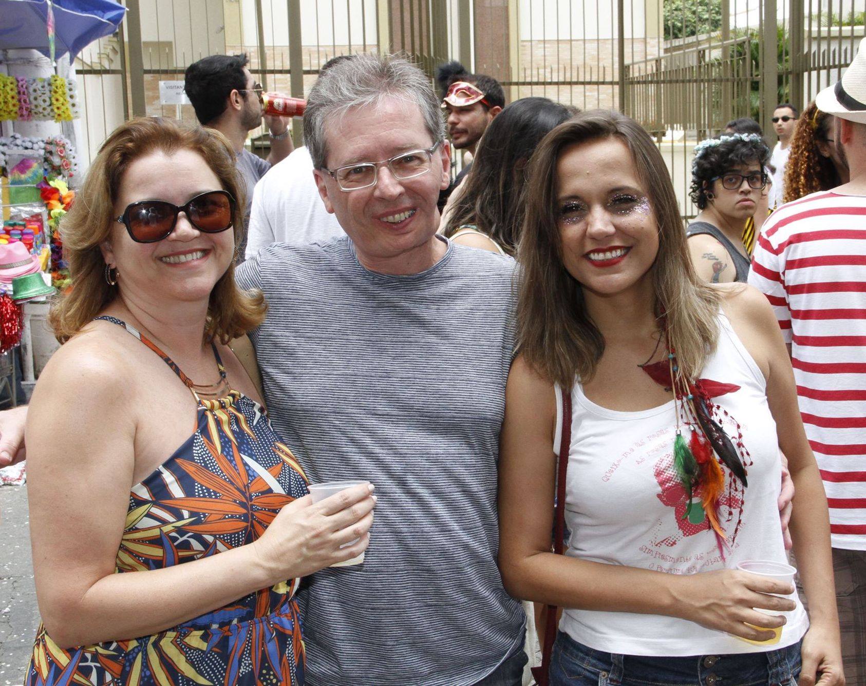 Márcia e Rodrigo Barbosa com Fernanda Amaral clicados no Bloco da Imprensa Foto: Gil Velloso