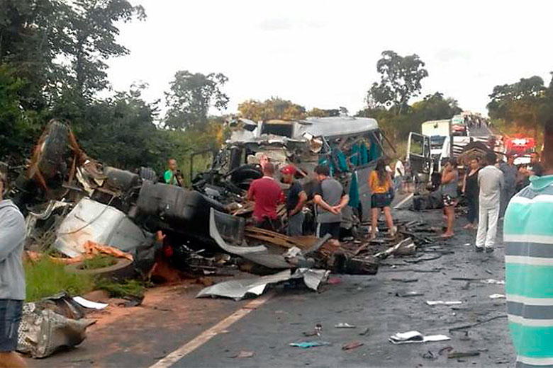 Acidente na BR-251 mata 13 e deixa 39 feridos no norte de MG