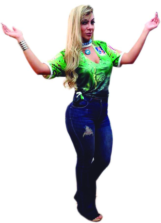 Lilian Santos, a rainha do ‘megahair’, vestindo a camiseta promocional da festa da rainha e musa dos blocos carnavalescos, sábado que vem, no Olímpico 