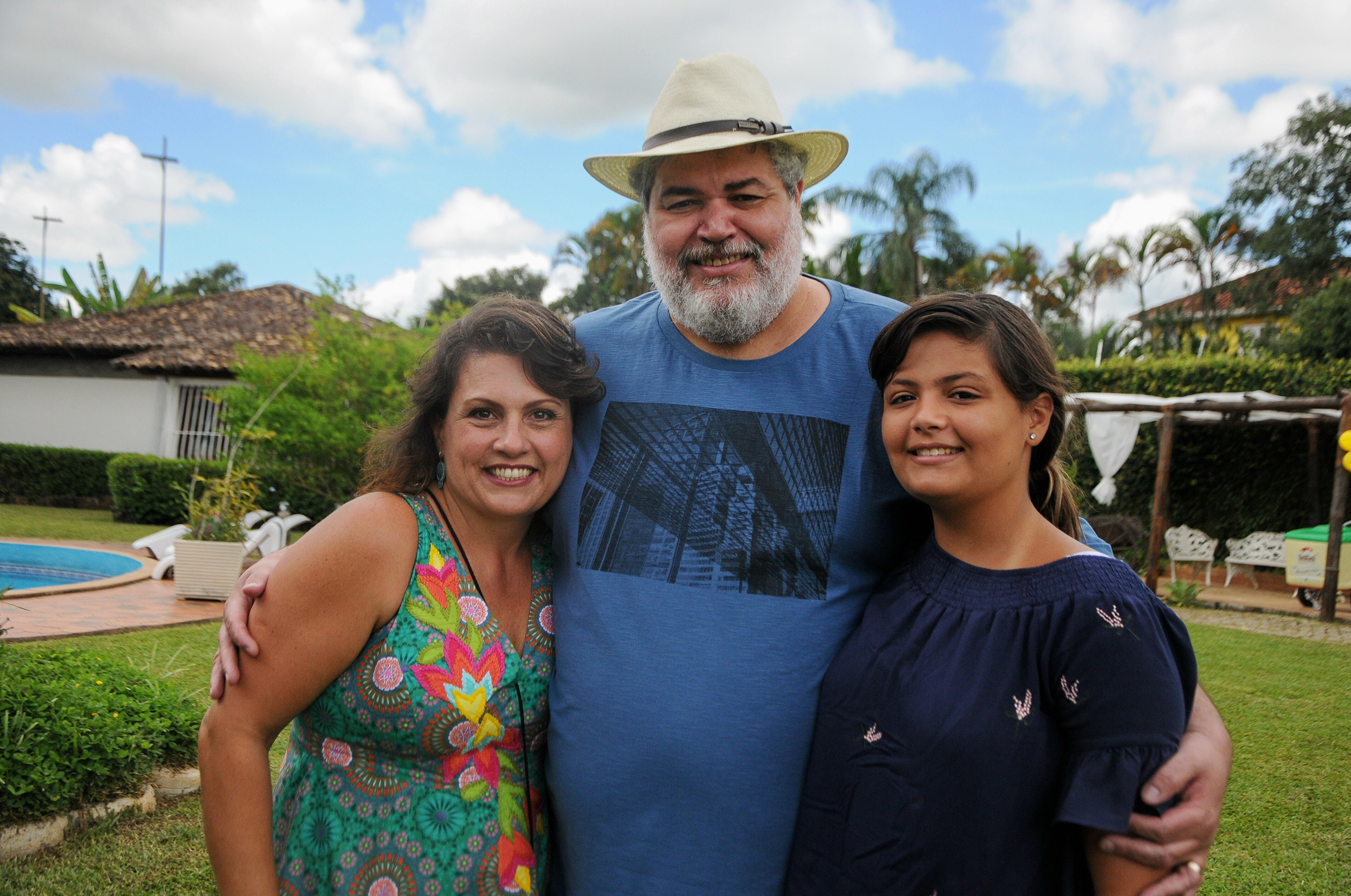 Alexei Divino, com Solange e a filha Isadora, comemorou seus 50 anos, na Cidade Alta Foto: Andréa Ottoni