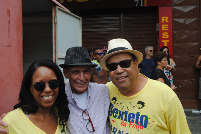 Também no reinado de momo, Maria e Willian Chopinho ladeando o fotógrafo Toninho Carvalho