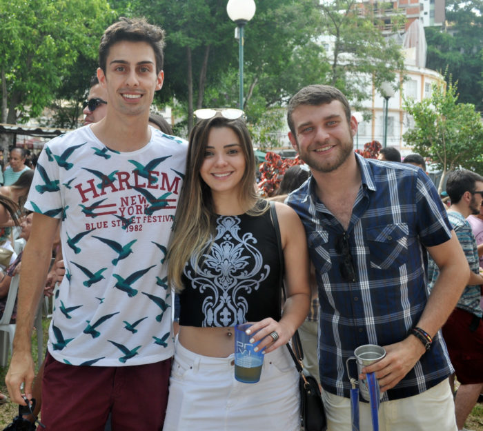 Juan Calixto, Marília Allemand e Juninho Souza, no clima da folia Foto: Andréa Ottoni