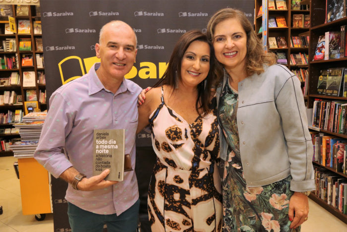 A premiada escritora e jornalista Daniela Arbex, entre Fernando Priamo e Ana Cristina Ajub, na Saraiva do Independência Shopping. Foto: Felipe Couri