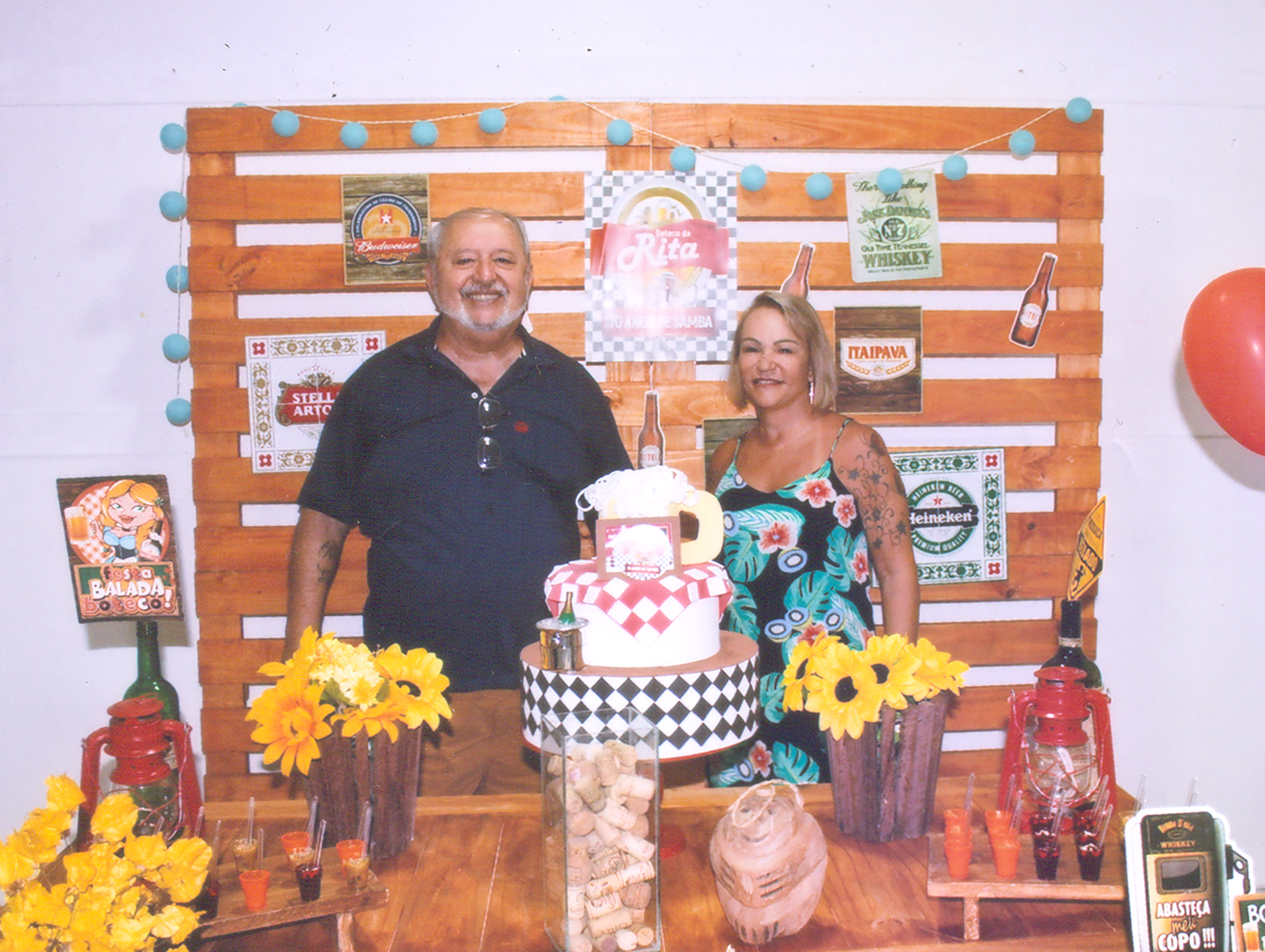 Roberto Luís e Maria Rita Gomes da Rocha (comemorando 70 anos) na festa surpresa no salão do edifício “Fernando Halfeld” Foto: Marcílio Gomes