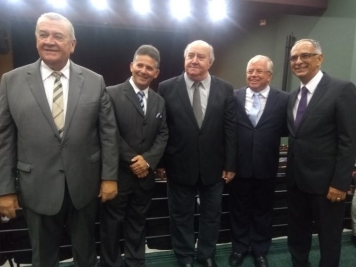 Imagem Que Fica: A inauguração do Teatro Paschoal Carlos Magno, além de significar um novo marco na vida cultural da cidade, proporcionou também o encontro insólito de cinco vice-prefeitos: João Cesar Novais, Sérgio Rodrigues, José Eduardo Araújo, José Natalino do Nascimento e o atual Antônio Almas. Entre eles, uma unanimidade: concluir a obra foi um desafio da maior importância. 